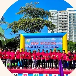 Đoàn khách mặc áo đỏ trong chương trình team building của Song Châu