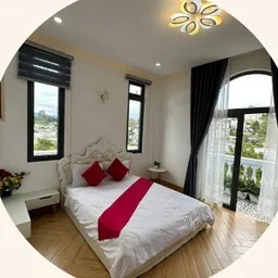 Phòng ngủ biệt thự nguyên căn với cửa kính lớn